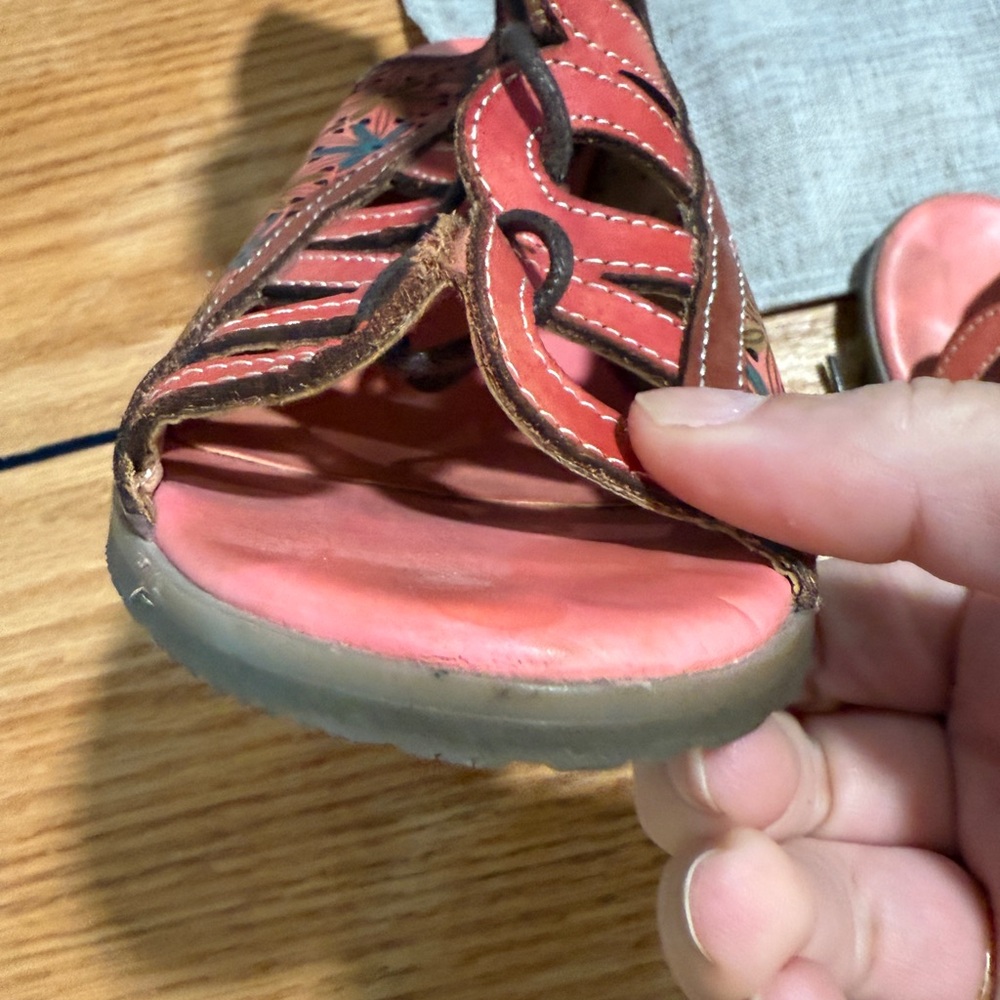 Stylish Pink L’Artiste Spring Step Sandals with Intricate Design - Picture 5 of 7
